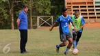 Pieter Huistra (kiri) memerhatikan pergerakan Yongki Aribowo dan Tommy Rifka saat latihan di Lapangan ISCI, Ciputat, Kamis (5/11/2015). Pieter Huistra resmi menangani PBR menghadapi turnamen Piala Jenderal Sudirman. (Liputan6.com/Helmi Fithriansyah)
