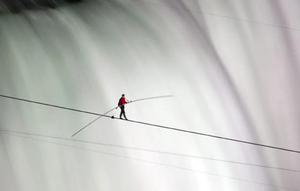 Nik Wallenda berjalan di atas tali di Air Terjun Niagara, Ontario. Menjadi orang pertama yang berjalan di atas tali sejauh 1.800 kaki melintasi tepi Air Terjun Niagara yang berkabut dan bergemuruh. (AP)