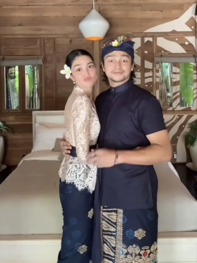 Mikha Tambayong dan Deva Mahenra Kondangan di Bali. [@miktambayong]