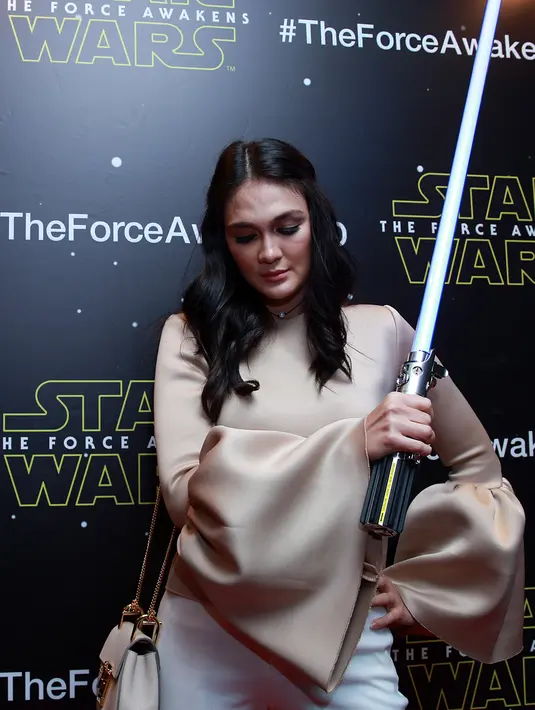 "Kalau HP ketinggalan, tenang hidup. Tapi pas buka HP email sudah banyak banget, capek balesnya. Aku sebenarnya enggak terlalu suka gadget," aku artis kelahiran Denpasar, 26 Agustus 1983 ini. (Deki Prayoga/Bintang.com)