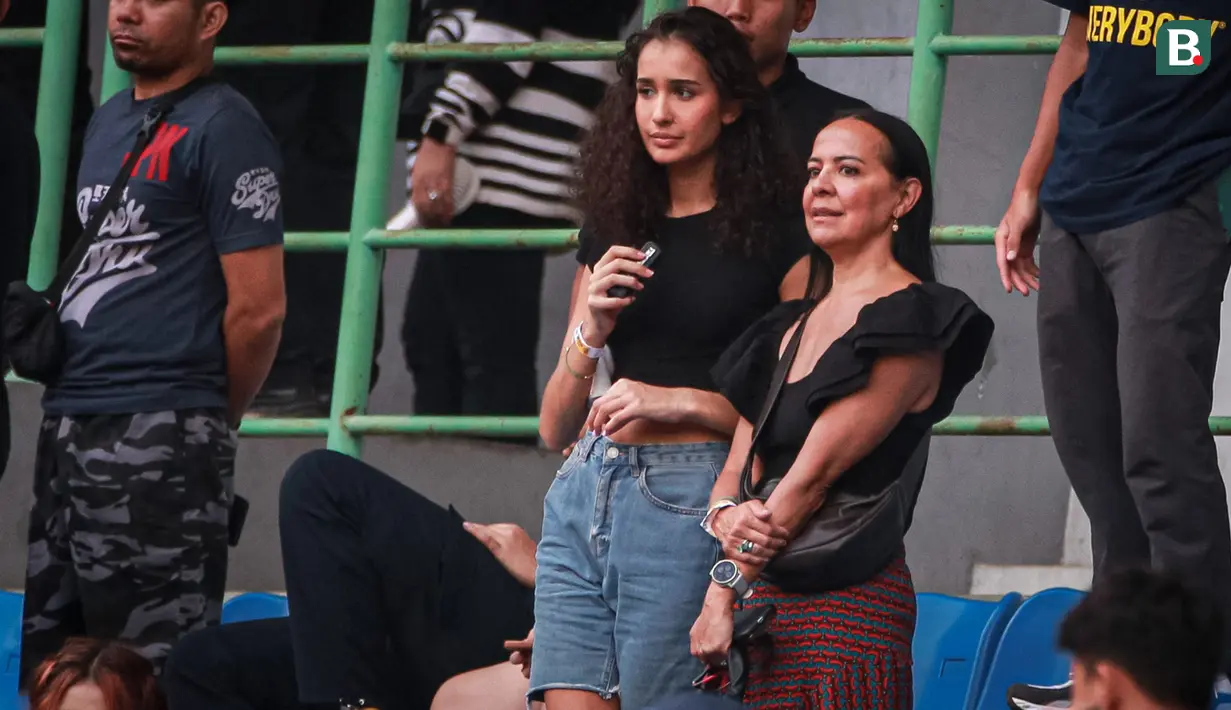 Ibu (kiri) dan kekasih kiper Arema FC, Julian Schwarzer terlihat menonton langsung laga pekan kesembilan BRI Liga 1 2023/2024 antara Persija Jakarta Vs Arema FC di Stadion Patriot Candrabhaga, Bekasi, Minggu (20/08/2023). (Bola.com/Bagaskara Lazuardi)