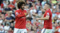 Pemain Manchester United, Marouane Fellaini (kiri) merayakan golnya saat melawan Leicester City pada lanjutan Premier League di Old Trafford, Manchester (26/8/2017). MU menang 2-0.  (AP/Rui Vieira)