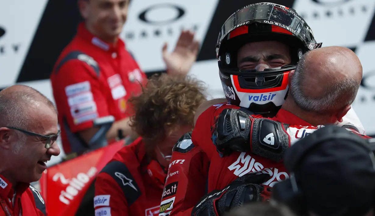 Pebalap Ducati, Danilo Petrucci, melakukan selebrasi usai menjuarai MotoGP Italia 2019 di Sirkuit Mugello, Minggu (2/6). Petrucci berhasil menuntaskan balapan 23 lap dengan catatan waktu 41 menit 33,794 detik. (AP/Antonio Calanni)
