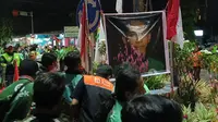 Massa aksi dan juga polisi di Jember memberikan bunga sebagai simbol penghormatan kepada almarhum Affan Kurniawan, pengemudi ojol yang dilindas rantis Brimob. (Istimewa)