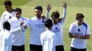 Dan, dari lima pertemuan terakhir dengan tim asal Inggris, PSG juga tidak pernah kalah. Tampak dalam foto, pemain Paris Saint-Germain, Achraf Hakimi, Goncalo Ramos, Vitinha dan Joao Neves (kiri ke kanan) menghadiri sesi latihan di Campus Paris Saint-Germain, Poissy, pinggiran barat Paris pada Selasa 7 April 2026. (FRANCK FIFE/AFP)