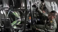 Anggota TNI AU memasang tabung penampung garam di dalam pesawat CN-295 selama perasi Teknologi Modifikasi Cuaca (TMC) di Lanud Halim Perdanakusuma, Jakarta, Kamis (9/1/2020). (merdeka.com/Iqbal S. Nugroho)