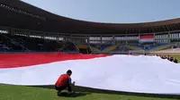Bendera merah-putih raksasa dibentangkan di tengah Stadion Manahan, dalam peringatan hari olahraga nasional (Haornas), Senin (9/9/2019). (Bola.com/Vincentius Atmaja)
