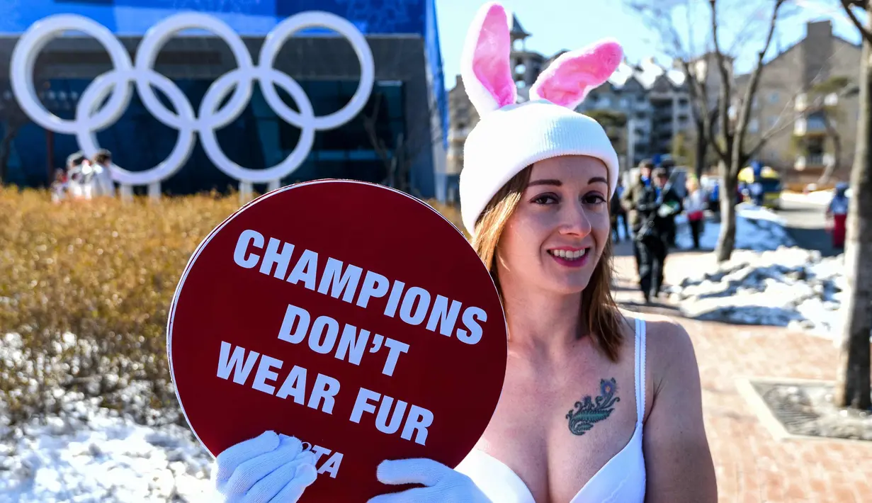 Seorang aktivis wanita dari PETA saat berunjuk rasa memprotes Olimpiade Pyeongchang 2018 di Pyeongchang, Korea Selatan (6/2). Aktivis ini nekat tampil berbikini saat unjak rasa berlangsung. (AFP Photo/Dimitar Dilkoff)