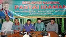 Ketua Umum Partai Islam Damai Aman (Idaman) Rhoma Irama (tengah) memberikan keterangan pers terkait deklarasi Partai Idaman, Jakarta, Senin (14/10/2015). Partai Idaman akan dideklarasikan pada 1 Muharram (14 Oktober 2015). (Liputan6.com/Johan Tallo)