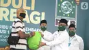 Ketua Umum Partai Kebangkitan Bangsa (PKB) Muhaimin Iskandar secara simbolis memberikan bantuan paket sembako dan masker di kantor DPP PKB di Jakarta, Minggu (17/5/2020). Bantuan 300 ribu paket sembako dan 1 juta masker ditujukan kepada masyarakat terdampak Covid-19. (Liputan6.com/HO/Agus)