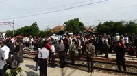Suasana di Stasiun Tambun, Bekasi, Jawa Barat, penumpang penuhi rel karena kereta terlambat datang (Liputan6.com) 