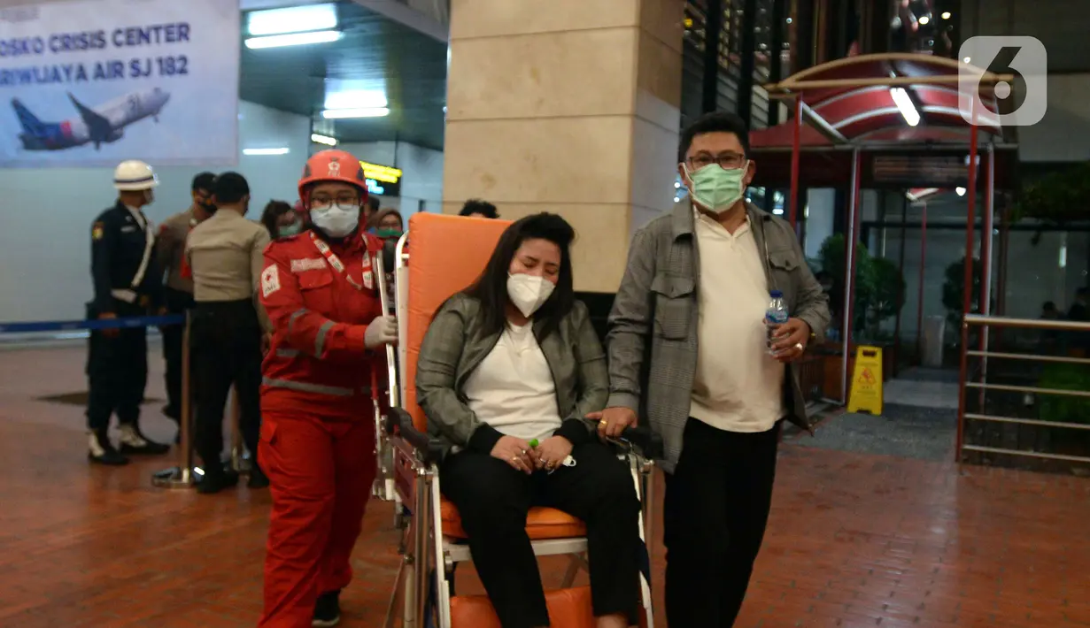 Petugas mendorong kursi roda keluarga korban saat berada di Posko Crisis Center Sriwijaya Air SJ 182, Bandara Soekarno-Hatta, Tangerang, Banten, Sabtu (9/1/2021). Keluarga korban masih menunggu kabar terkait hilang kontaknya pesawat Sriwijaya Air SJ 182. (merdeka.com/Imam Buhori)