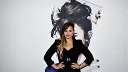 Di usia yang baru menginjak 20-  an, wajah penyanyi Demi Lovato   tampak tua karena dipengaruhi   make-up yang digunakannya. (AFP PHOTO/RONALDO SCHEMIDT)