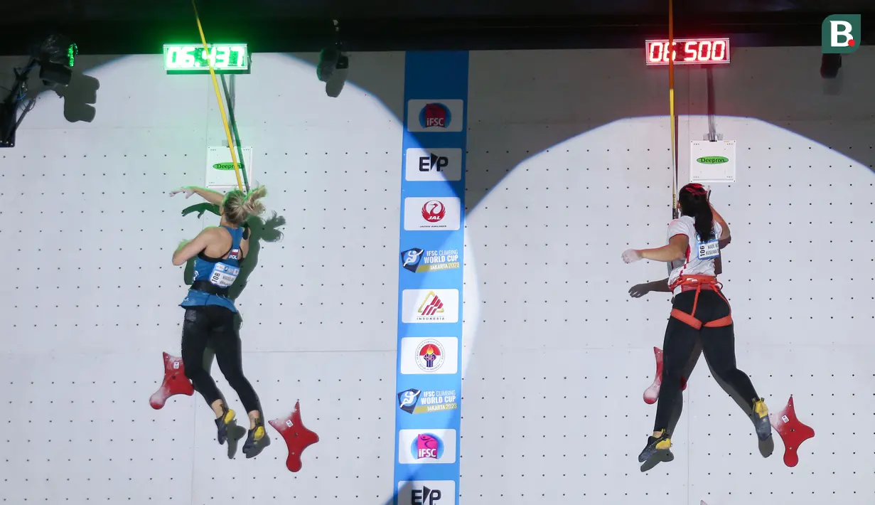 Atlet panjat tebing Polandia, Miroslaw Aleksandra (kiri) mengalahkan atlet panjat tebing Indonesia, Desak Made Rita Kusuma pada final nomor speed putri Kejuaraan Dunia Panjat Tebing IFSC 2023 seri Jakarta melawan atlet panjat tebing China, Xinshang Wang di Lot 6, Kompleks Stadion Utama Gelora Bung Karno, Jakarta, Indonesia, Minggu (07/05/2023). (Bola.com/Bagaskara Lazuardi)