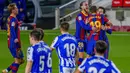 Para pemain Barcelona merayakan gol yang dicetak oleh Jordi Alba ke gawang Real Sociedad pada laga Liga Spanyol di Stadion Camp Nou, Kamis (17/12/2020). Barcelona menang dengan skor 2-1. (AP/Joan Monfort)