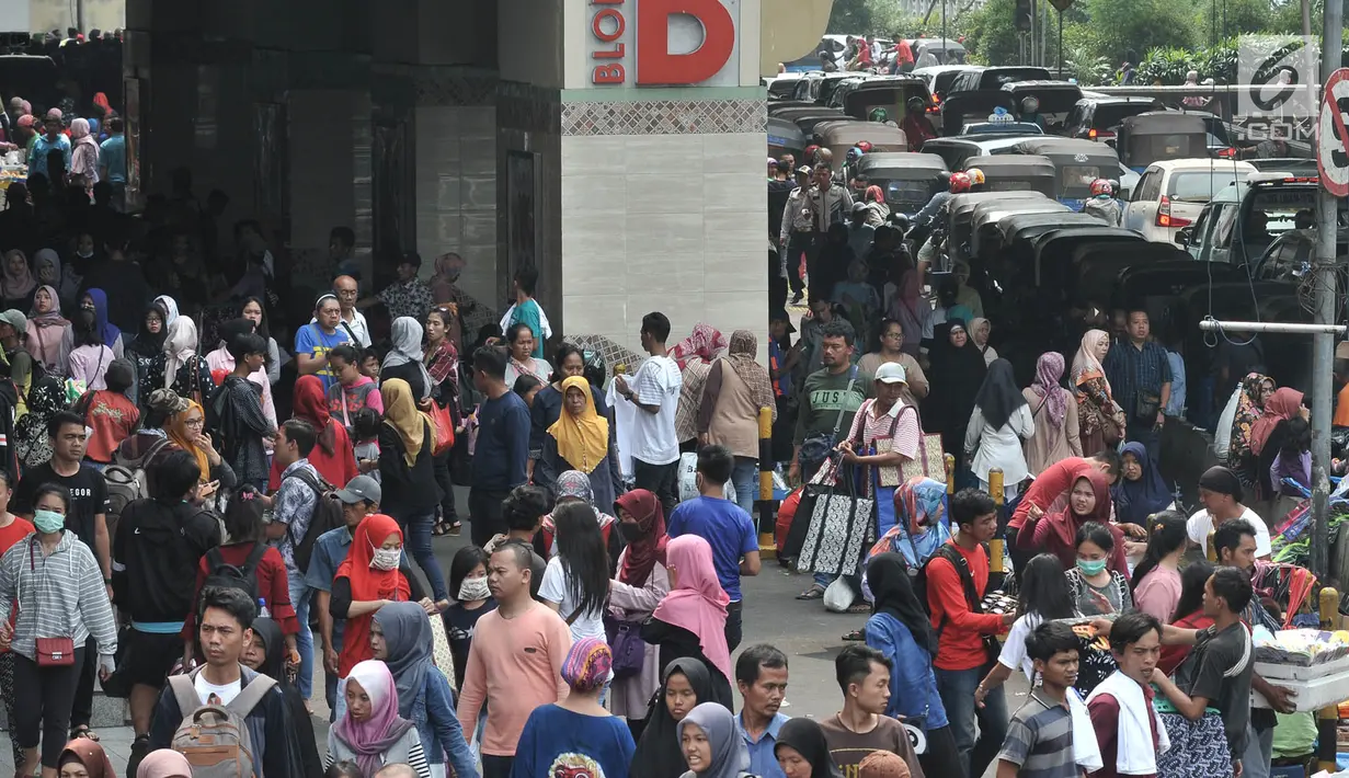 Suasana kepadatan pusat perbelanjaan Blok B Pasar Tanah Abang, Jakarta, Minggu (10/6). H-5 mendekati Lebaran, pasar Tanah Abang semakin dipadati pengunjung sehingga lalu lintas kawasan tersebut semakin parah. (Merdeka.com/Iqbal S. Nugroho)
