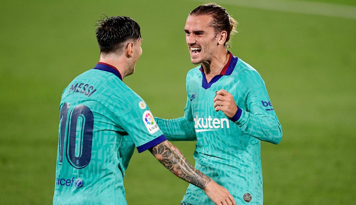 Pemain Barcelona Antoine Griezmann dan Lionel Messi  merayakan gol ke gawang Villareal pada laga La Liga di Stadion Estadio de la Ceramica, Minggu (5/7/2020). Barcelona menang 4-1 atas Villareal. (AFP/Jose Jordan)