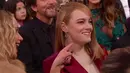 Jennifer Lawrence tertawa ngakak karena Emma Stone diledek oleh Jimmy Kimmel saat malam puncak ajang penghargaan Oscar 2018. (ABC)