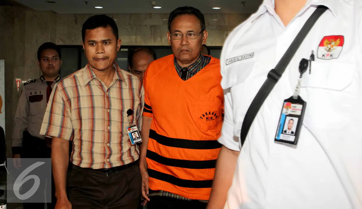 Kasmin dikawal saat keluar gedung KPK usai menjalani pemeriksaan, Jakarta, Selasa (18/8/2015). Kasmin ditahan karena diduga menyuap mantan Ketua MK Akil Mochtar dalam sengketa Pilkada Lebak 2013. (Liputan6.com/Helmi Afandi)
