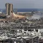 Petugas penyelamat dan keamanan bekerja di lokasi ledakan besar di Beirut, Lebanon, Rabu (5/8/2020). Ledakan yang mengakibatkan puluhan orang tewas dan ribuan lainnya terluka tersebut meratakan pelabuhan dan merusak bangunan di seluruh Beirut. (AP Photo/Hussein Malla)