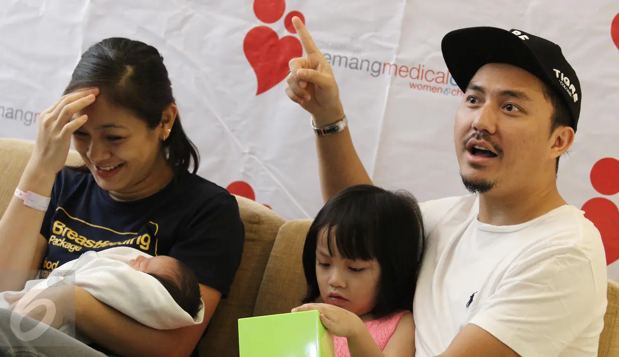 Ananda Omesh bersama istri saat jumpa pers kelahiran anak keduanya di rumah sakit kawasan Ampera, Jakarta, Senin (15/05). Anak kedua Omesh berjenis kelamin laki-laki dengan berat 3,1 kg dan panjang 49 cm. (Liputan6.com/Herman Zakharia)