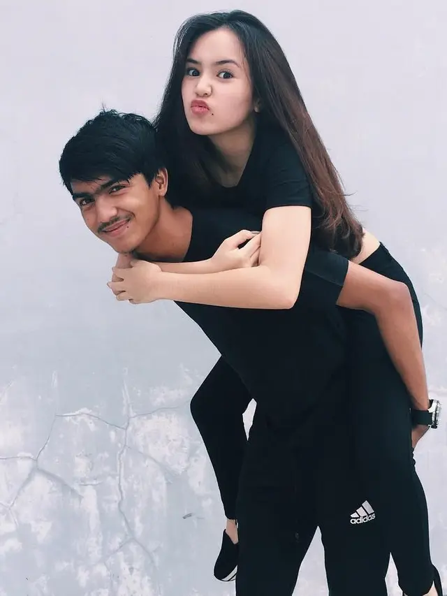 Sering Dikira Pacar, Ini 6 Potret Kompak Beby Tsabina dan Kakaknya