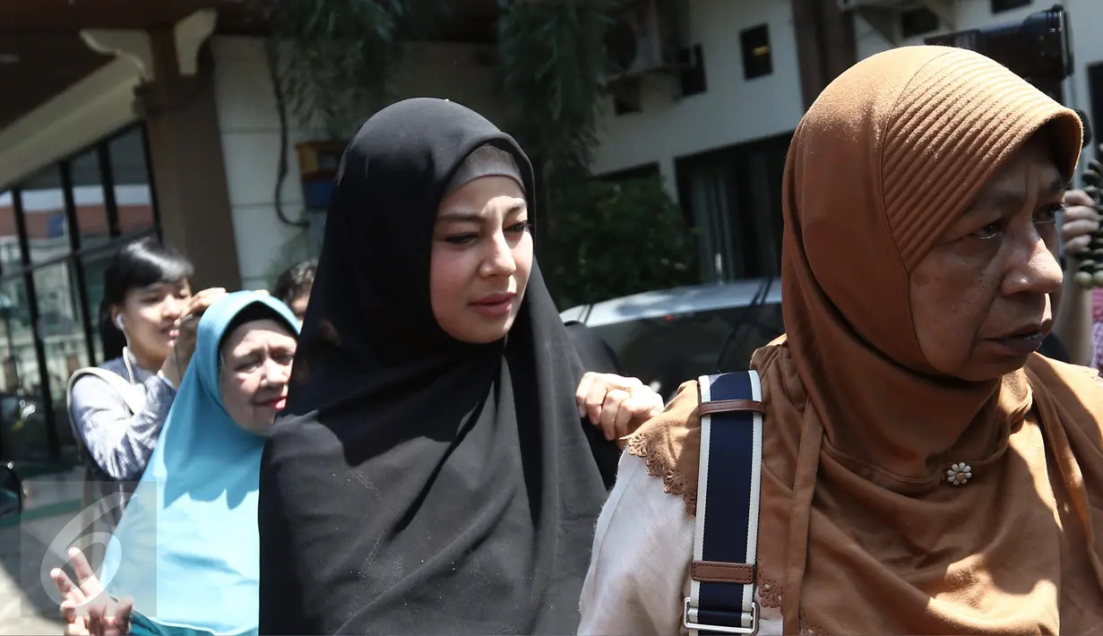 Istri Ustaz Ahmad Alhabsyi, Putri Aisah Aminah mendatangi Pengadilan Agama Jakarta Timur, Senin (27/3). Sidang cerai ustad Alhabsyi dan Putri Aisyah kembali digelar dengan agenda mediasi akhir. (Liputan6.com/Herman Zakahria)