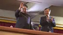 Pemimpin Korea Utara Kim Jong-Un (kiri) menyapa hadirin yang datang saat konser yang menampilkan sejumlah musisi dari Korea Selatan di East Pyongyang Grand Theatre, Korea Utara (4/1). (AFP Photo/Korea Pool)
