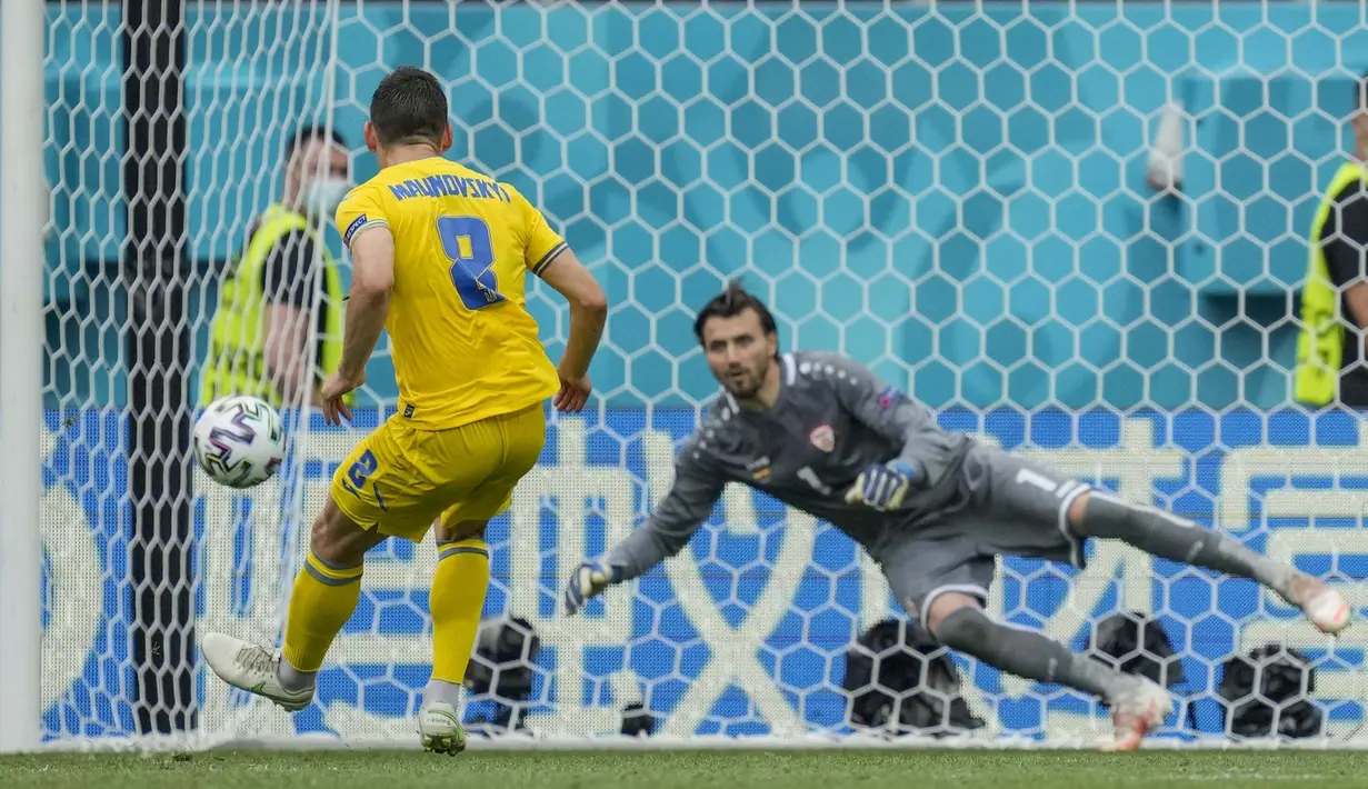 Di pengujung laga, giliran Ukraina yang mendapat hadiah penalti. Malinovski maju sebagai algojo. Namun, sepakannya berhasil digagalkan kiper Makedonia Utara, Malinovski. (Foto: AP//Pool/Vadim Ghirda)