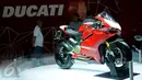 Pengunjung melihat motor Ducati Pingale R yang dipamerkan di IIMS 2016 di JIEXPO Kemayoran, Jakarta, Selasa (12/4/2016). Ducati Pingale R dibanderol Rp 1.978.900.000 dan hanya 1 unit yang dipasarkan di Indonesia. (Liputan6.com/Helmi Fithriansyah)