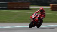 Rider Ducati Lenovo&nbsp;Francesco Bagnaia menjadi yang tercepat pada babak kualifikasi MotoGP Malaysia di Sirkiut Sepang, Sabtu, 11 November 2023. (foto: MOHD RASFAN / AFP)