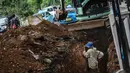 Perbaikan saluran air di Jalan Latuharhari, Jakarta, Jumat (14/11/2014) dilakukan untuk mengantisipasi genangan air saat musim hujan. (Liputan6.com/Faizal Fanani)
