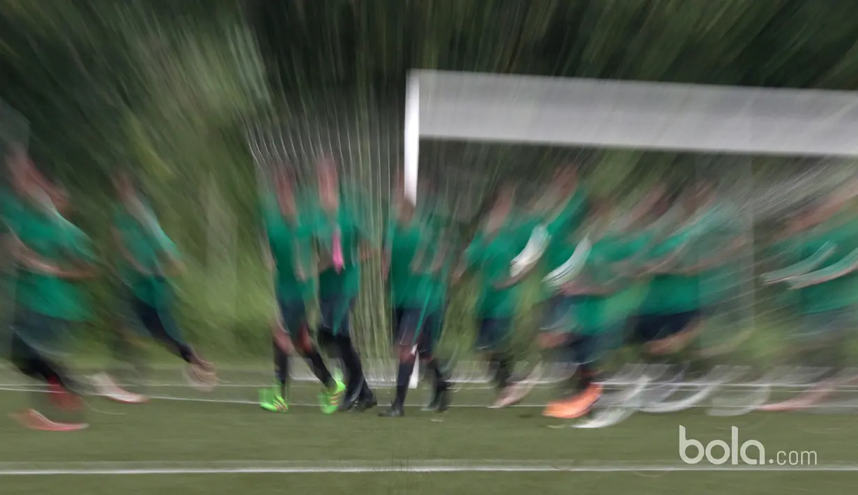 Para pemain yang mengikuti seleksi Timnas Indonesia U-19 tahap pertama melakukan pendinginan usai berlatih di Lapangan National Youth Training Center, Depok, Rabu (1/3/2017). (Bola.com/Nicklas Hanoatubun) 