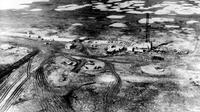 Foto udara tahun 1968 menunjukkan salah satu sumur minyak pertama di wilayah Prudhoe Bay, sebelah utara Anchorage, Alaska. (AP/Arsip)