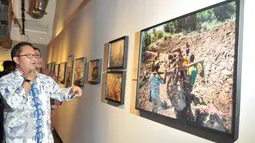 Menteri Komunikasi dan Informatika Rudiantara melihat karya foto Kilas Balik 2016 saat pembukaan pameran foto dan peluncuran buku foto Kilas Balik 2016, di Galeri Foto Jurnalistik Antara, Jakarta, Jumat (17/2). (Liputan6.com/Yoppy Renato)