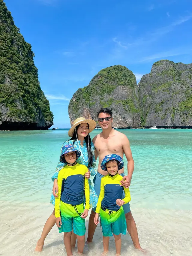 7 Potret Titi Kamal Temani Anak Turnamen Bola di Thailand Sambil Liburan