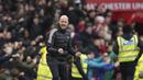 Ekspresi pelatih MU, Erik Ten Hag setelah pemainnya menjebol gawang Manchester City dan merubah kedudukan menjadi 2-1 bagi kemenangan Setan Merah dalam pertandingan lanjutan Liga Inggris 2022/2023. Kemenangan ini membuat posisi MU naik ke peringkat tiga klasemen sementara Liga Inggris 2022/2023. (AP Photo/Dave Thompson)