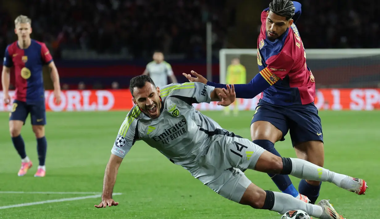 Skor 3-1 bertahan hingga babak pertama usai. (LLUIS GENE/AFP)