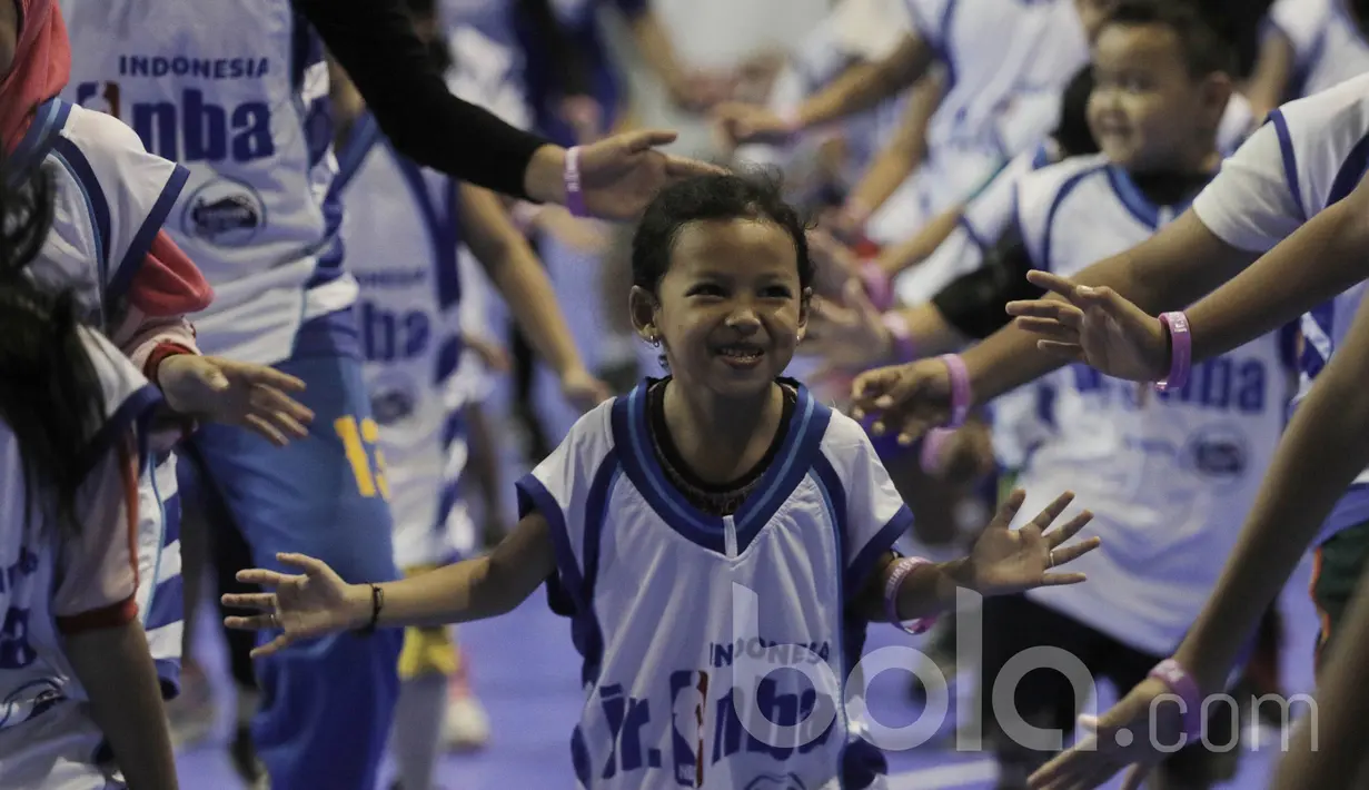 Sejumlah anak mengikuti pelatihan basket oleh Jr NBA di Cilandak Sports Center, Jakarta, Sabtu (25/03/2017). Nantinya dipilih delapan anak laki-laki dan delapan perempuan sebagai personel Jr NBA Indonesia 2017 All Stars. (Bola.com/M Iqbal Ichsan)