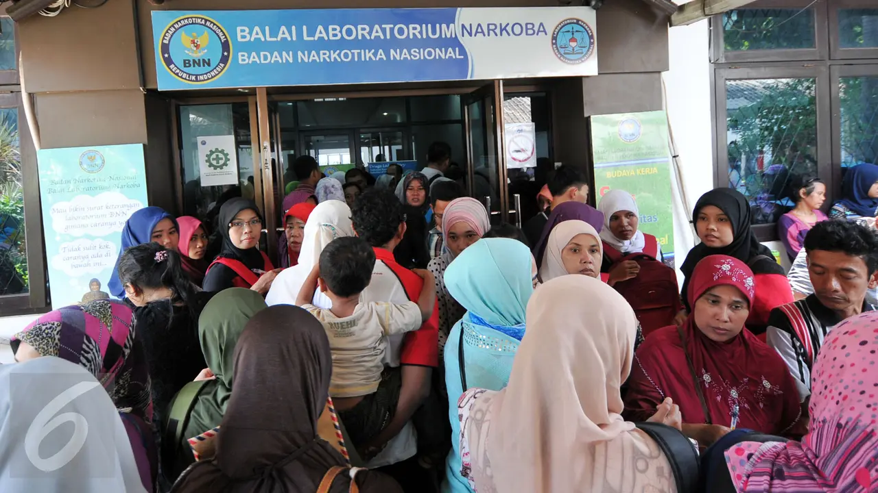 20151228-Tes Narkoba Warga Serbu Laboratorium BNN-Jakarta-Yoppy Renato