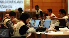 Petugas mengecek data hasil penghitungan suara Pilkada DKI Jakarta putaran kedua di Auditorium Bina Karna, Kamis (20/4). Input data ini menggunakan formulir C1 atau sertifikat hasil penghitungan suara. (Liputan6.com/Helmi Fithriansyah)