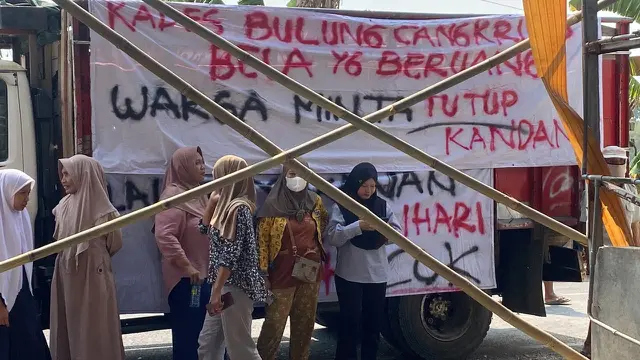 Warga mendatangi area kandang milik PT Antoni Jaya Perkasa Farm.