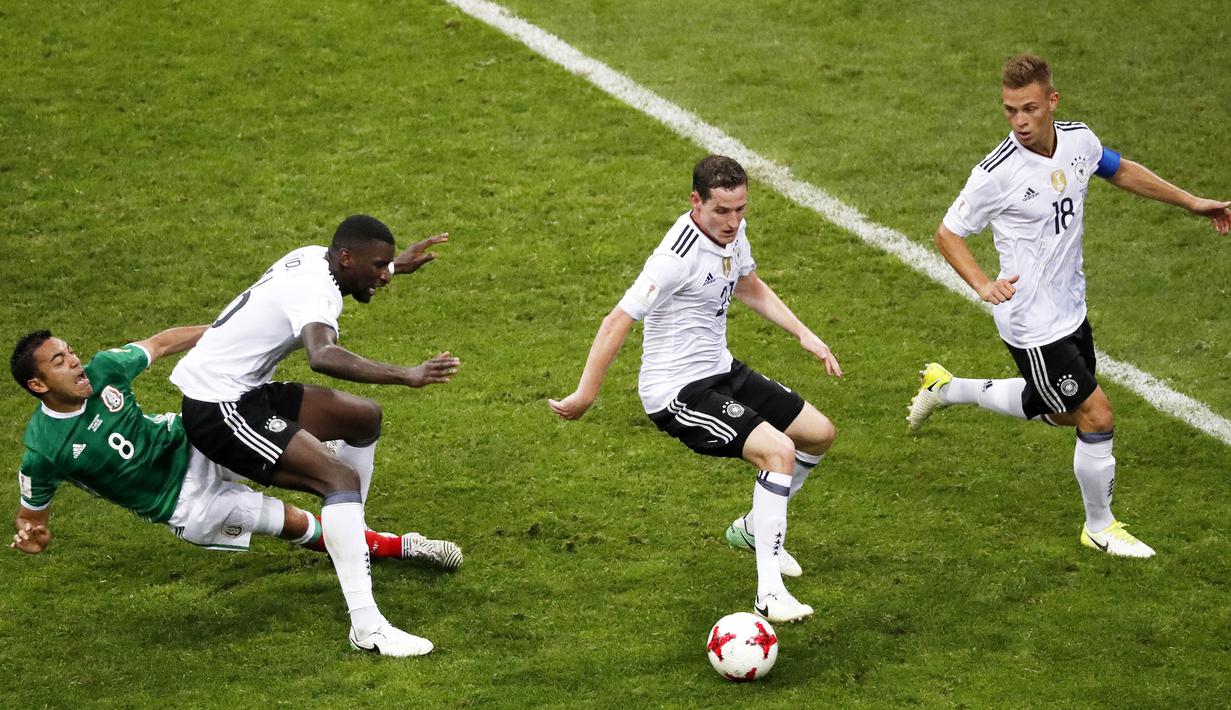 Gelandang Jerman, Joshua Kimmich, mengontrol bola saat melawan Mexico pada laga semifinal Piala Konfederasi di Stadion Fisht, Sochi, Kamis (29/6/2017). Jerman menang 4-1 atas Mexico. (EPA/Sergei Ilnitsky)