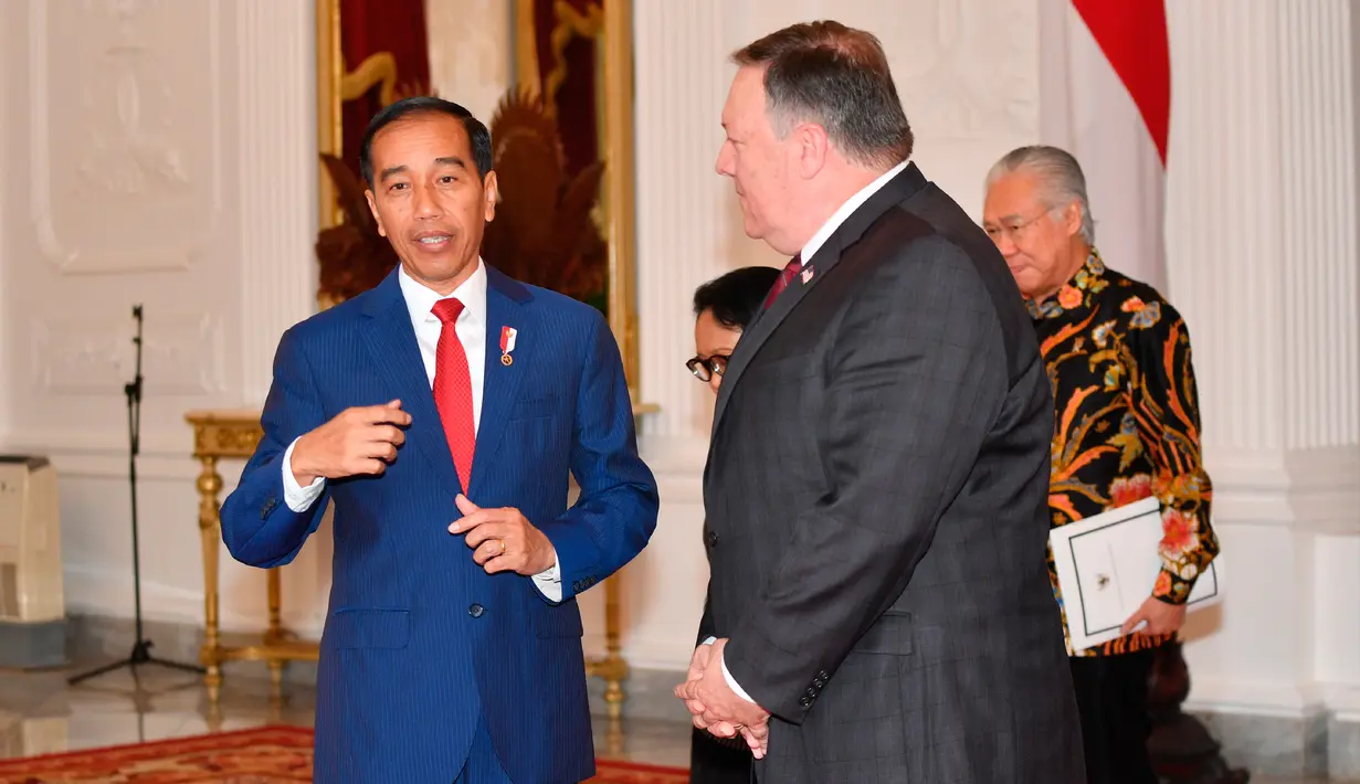 Presiden Joko Widodo berbincang dengan Menteri Luar Negeri AS Mike Pompeo saat  pertemuan di Istana Merdeka, Jakarta, Minggu (5/8). Pertemuan juga membahas stabilitas kawasan semenanjung Korea, hingga kemerdekaan Palestina. (Adek Berry/Pool Photo via AP)