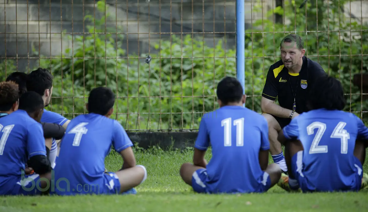 Evaluasi di akhir latihan menjadi menu penutup Dejan Antonic jelang melawan Arema Cronus dalam turnamen sepak bola Bali Island 2016 di Stadion Gelora Samudra, Kuta, Bali, Senin (22/2/2016). (Bola.com/Peksi Cahyo)