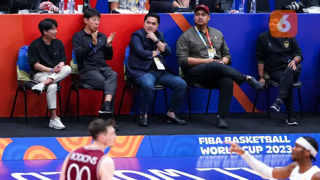 Foto: Momen Asik Shin Tae-yong dan Skuad Timnas Indonesia U-17 Nonton Piala Dunia FIBA 2023