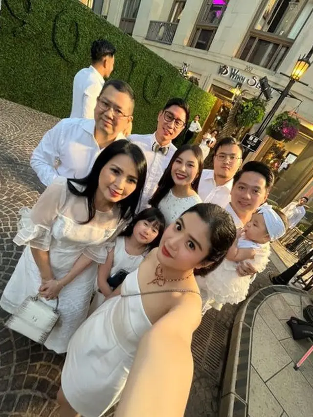 Keluarga Hary Tanoesoedibjo Tampil Serba Putih saat Dinner Jelang Pernikahan Clarissa Tanoesoedibjo. [@valenciatanoe]