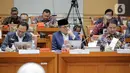 Dirjen Penyelenggaraan Haji dan Umrah (PHU) Hilman Latief (kanan) dan Kepala Badan Pengelola Keuangan Haji (BPKH) Fadlul Imansyah (tengahi) memberikan paparan saat rapat dengar pendapat bersama Komisi VIII DPR di Kompleks Parlemen, Senayan, Jakarta, Rabu (8/2/2023). Rapat tersebut membahas masukan atas hasil peninjauan tim panja Biaya Penyelenggaraan Ibadah Haji (BPIH) Komisi VIII DPR ke Arab. (Liputan6.com/Faizal Fanani)