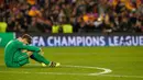 Kiper PSG, Kevin Trapp terduduk lesu usai dikalahkan Barcelona pada leg kedua babak 16 besar Liga Champions di stadion Camp Nou, Spanyol (9/3). Barcelona menang 6-1 (agregat 6-5). (AFP PHOTO / Lluis GENE)