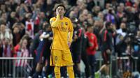 Ekspresi kekecewaan pemain Barcelona, Lionel Messi, setelah kalah dari Atletico Madrid pada leg kedua perempat final Liga Champions di Stadion Vicente Calderon, Madrid, Kamis (14/4/2016) dini hari WIB. (AFP/Cesar Manso)